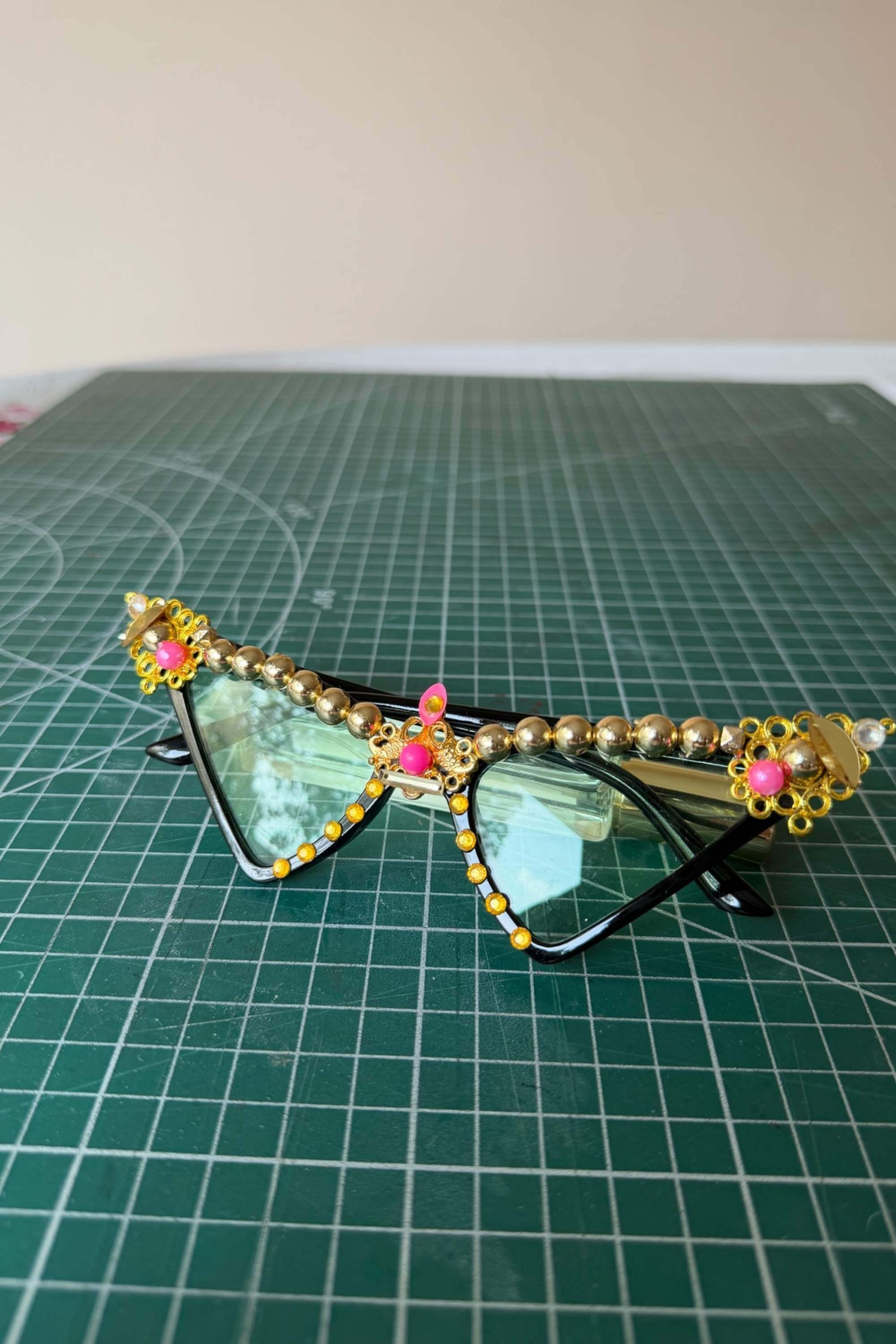 CAT EYED SUNGLASSES