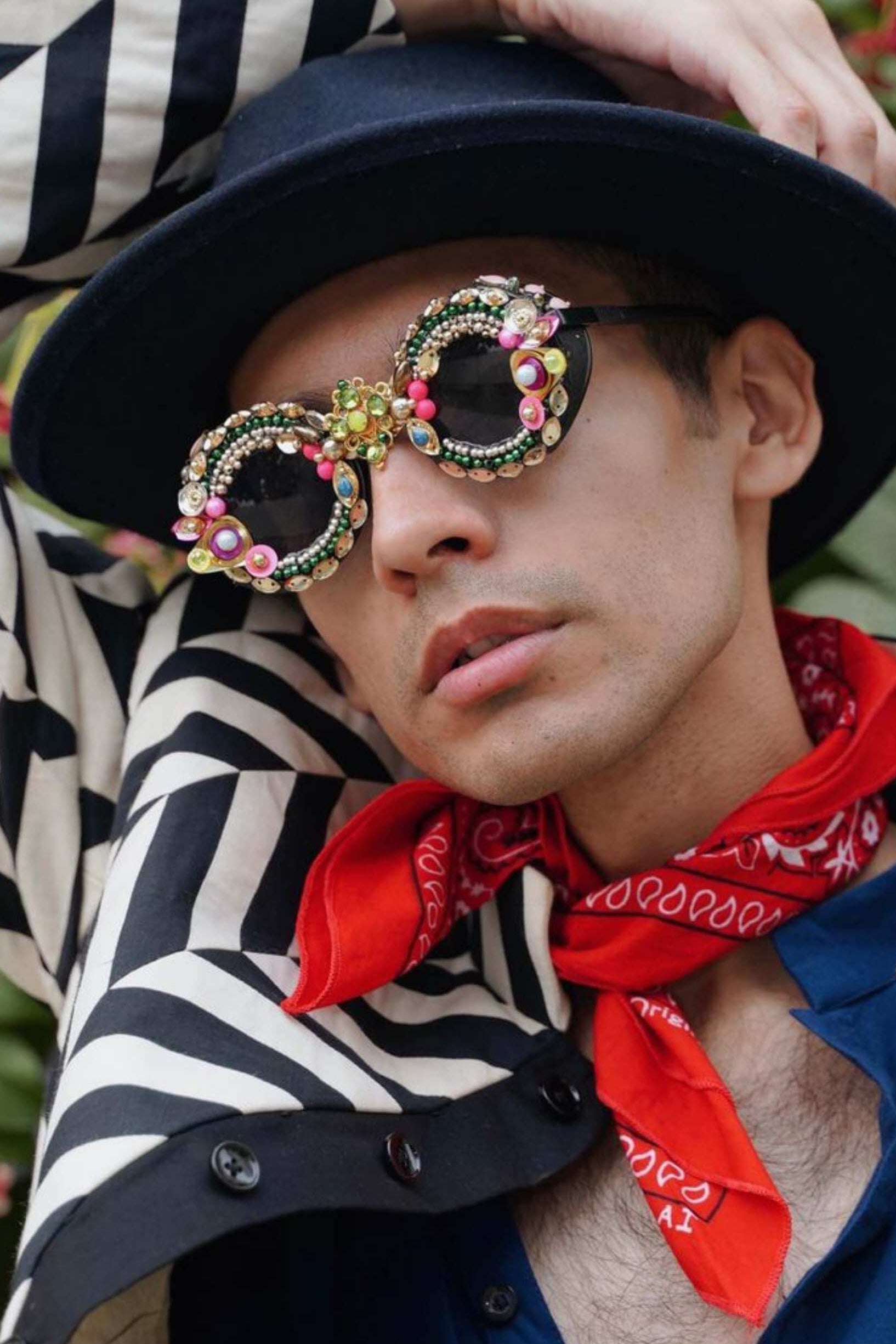 ROUND EMBROIDERED SUNNIES