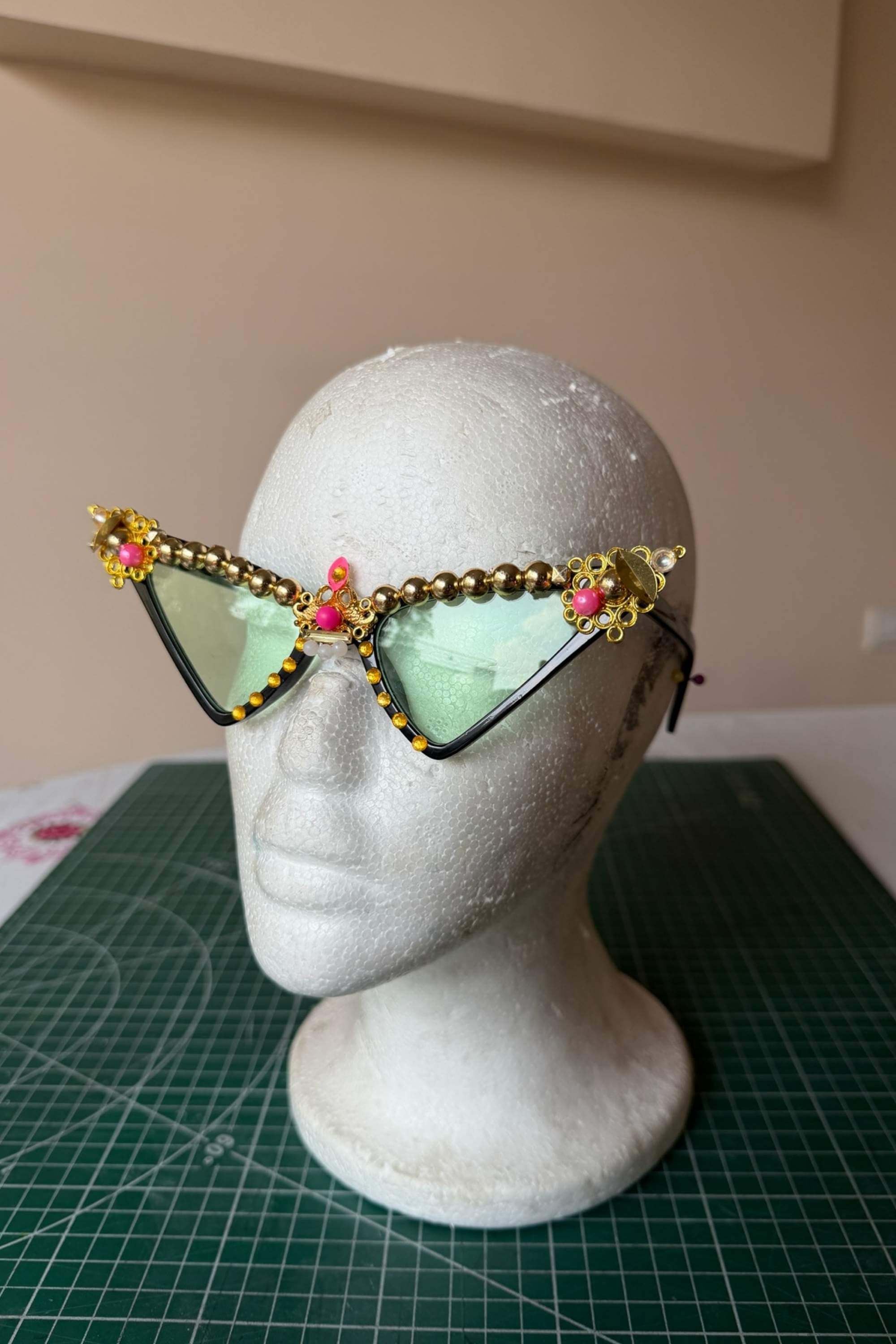 CAT EYED SUNGLASSES