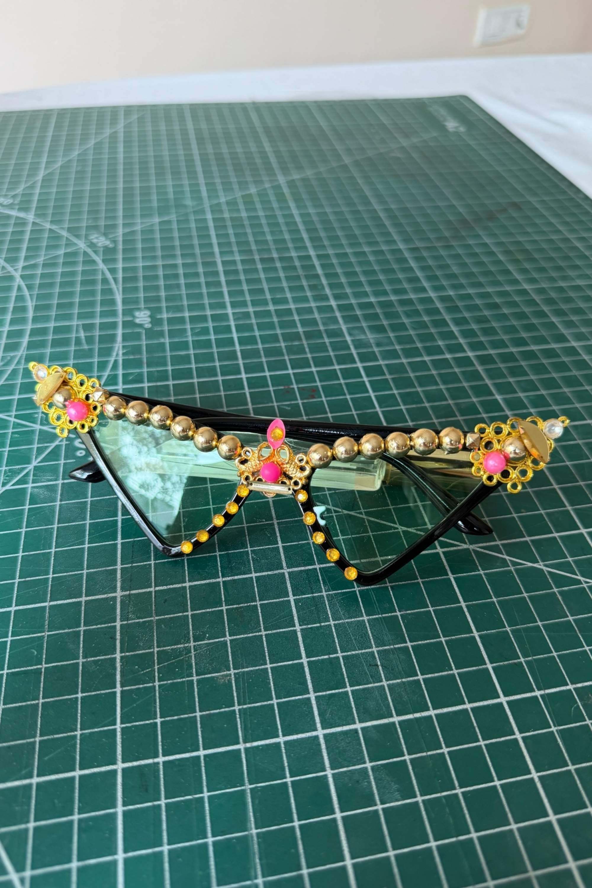 CAT EYED SUNGLASSES