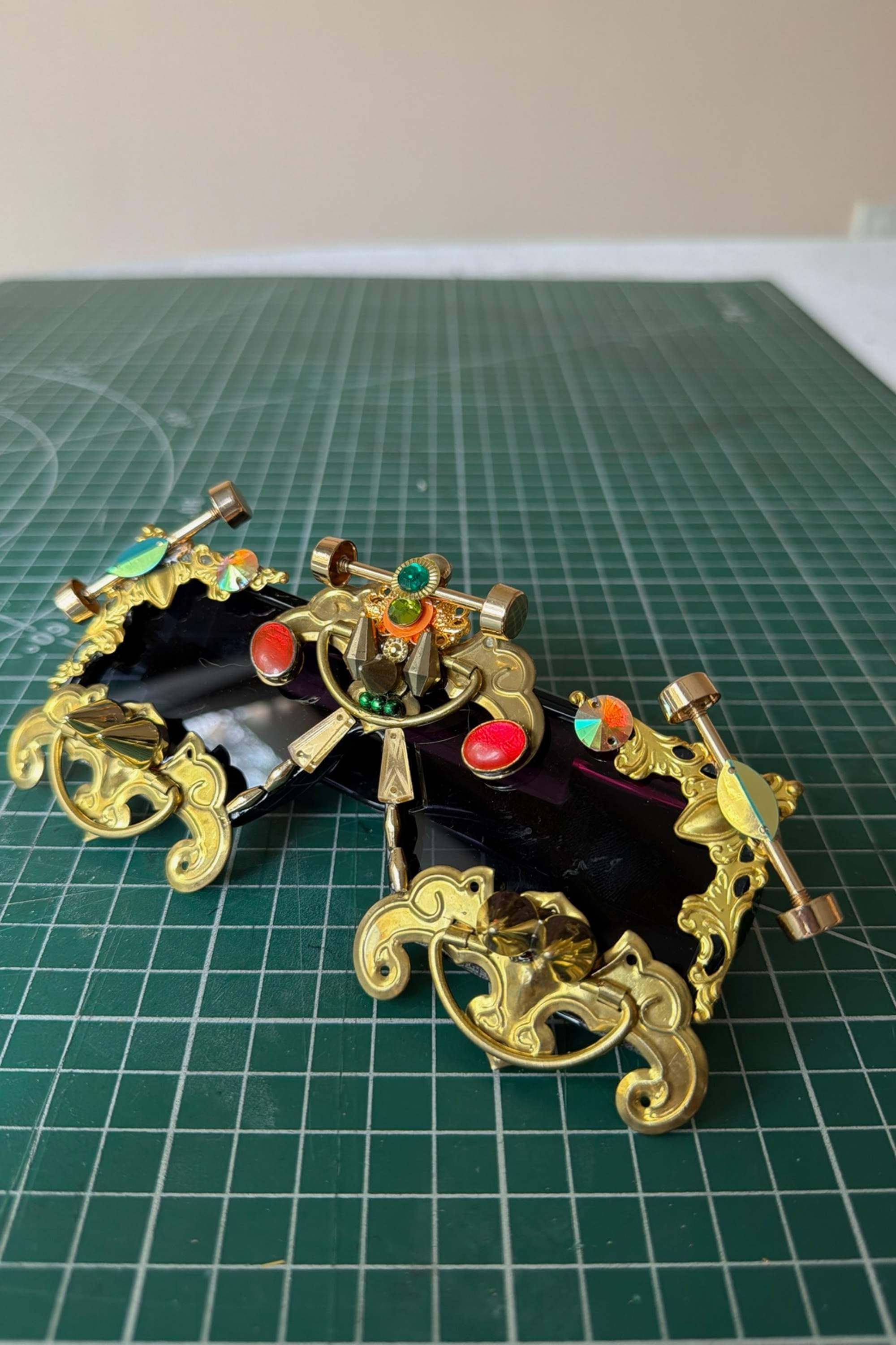 GOLDEN SKULL SUNGLASSES