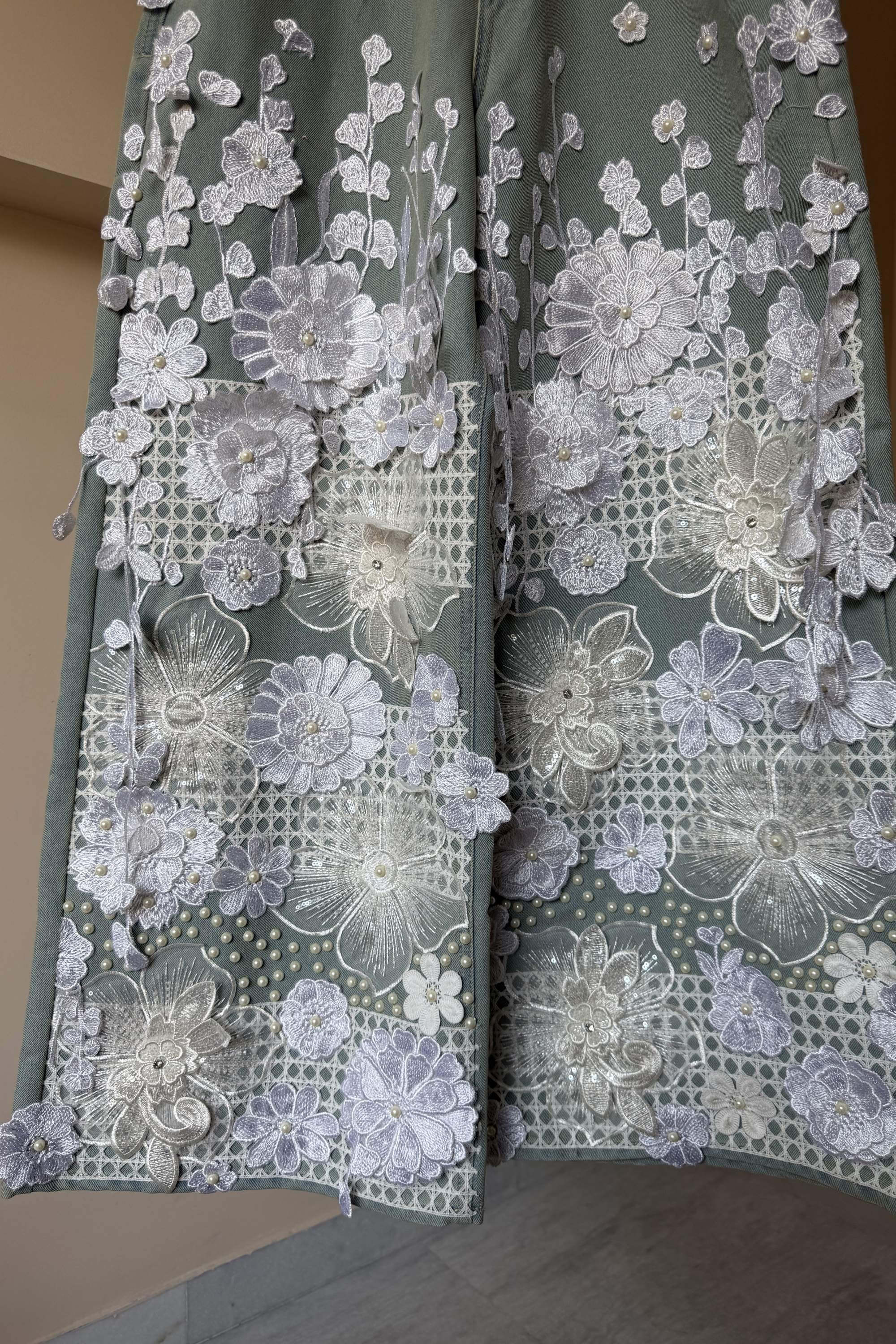 WHITE FLORAL PANTS