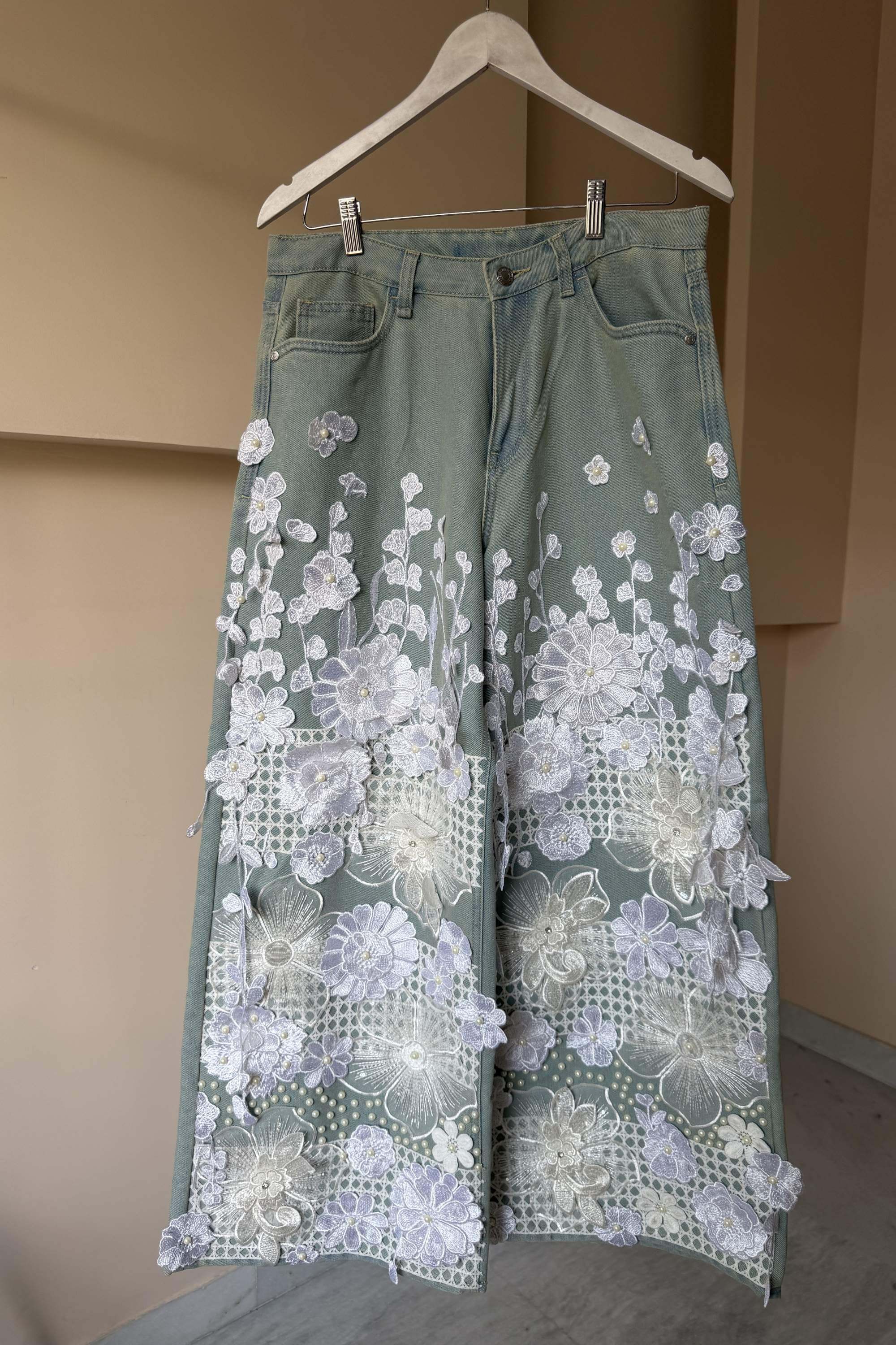 WHITE FLORAL PANTS
